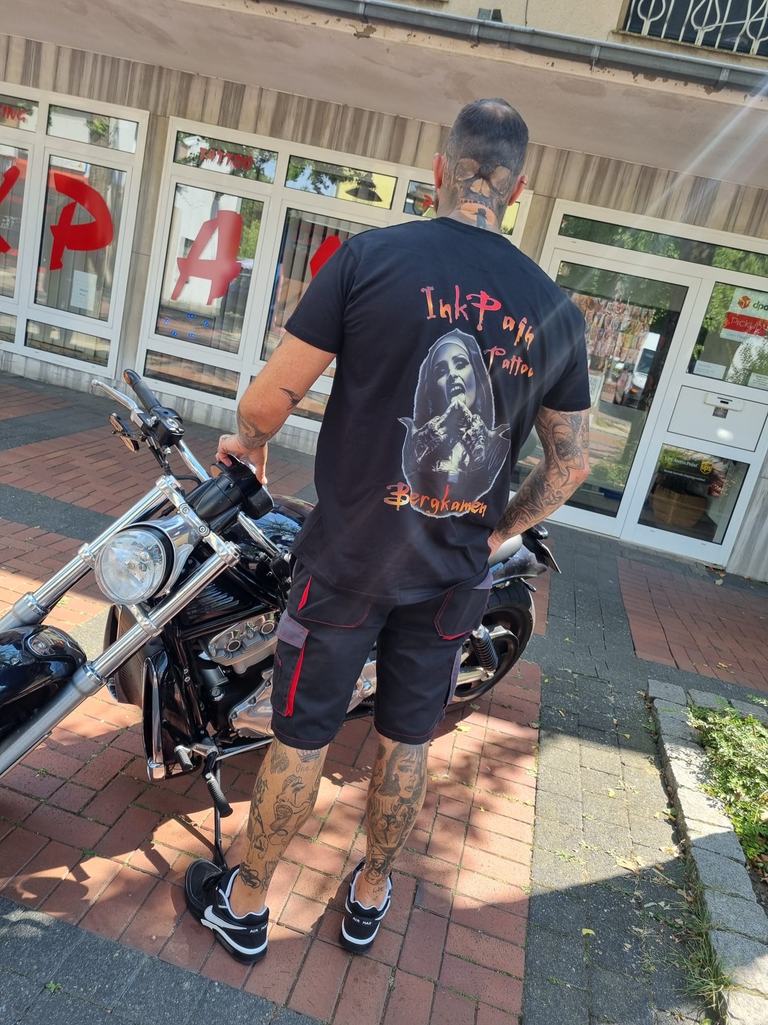 InkPain Studio-Shirt mit kleinem Brustmotiv auf schwarzem Textil
